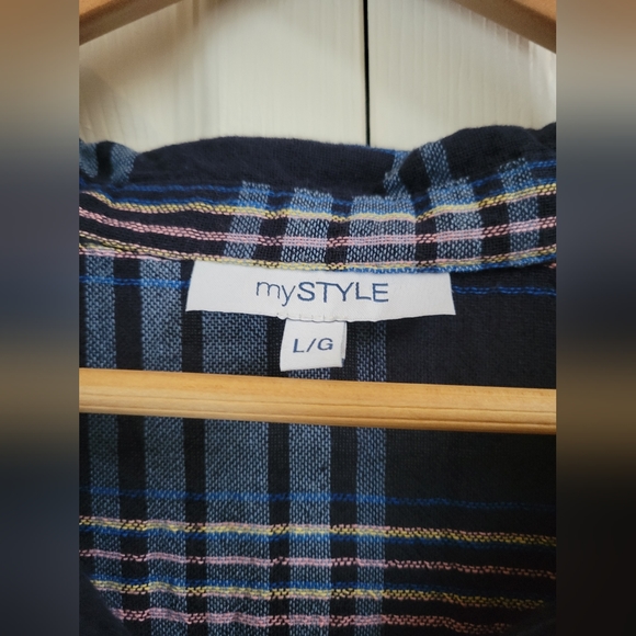 Sleeveless Plaid Shirt - Picture 3 of 4